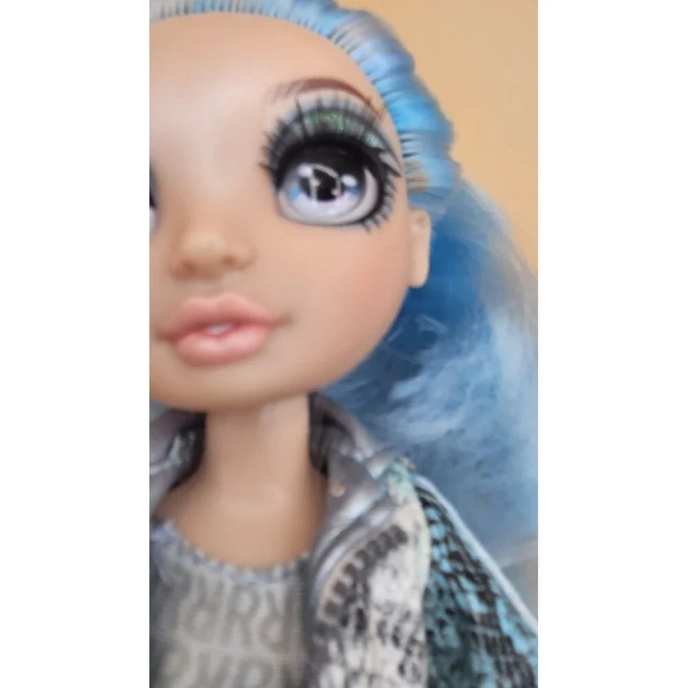 Rainbow High Gabriella Icely  Articulated Fashion Doll w Outfit MGA